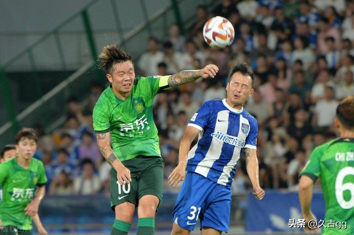 咱们俩二十多年风里雨里走过来，你这时候值当跟我翻脸吗？萧常坤认真的说：我就想知道，家里现在还剩多少钱，你要是拒不透露，那我明天一定跟你离婚。